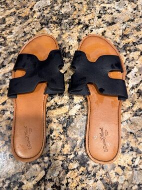 Universal Thread Black Slide Sandals with Brown Footbed